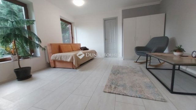 Eladó családi ház, Szentendrén 195 M Ft, 7 szobás