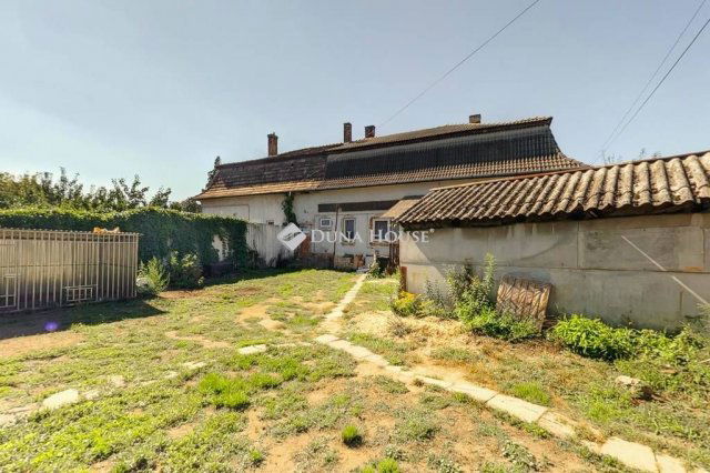 Eladó családi ház, Tatán 75 M Ft, 5 szobás