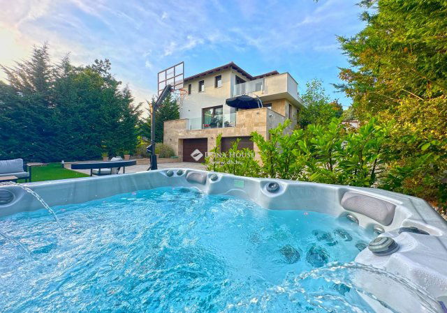 Eladó családi ház, Szentendrén 395.9 M Ft, 6 szobás