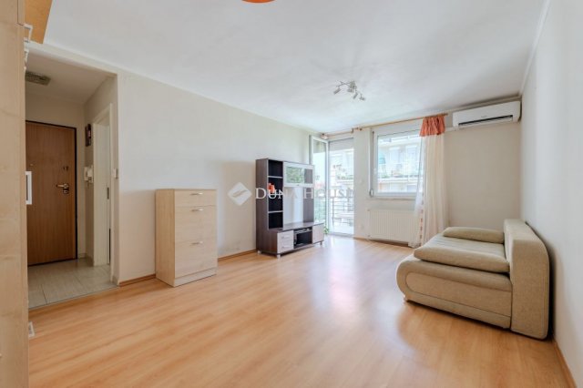 Eladó téglalakás, Budapesten, XIV. kerületben, Róna utcában