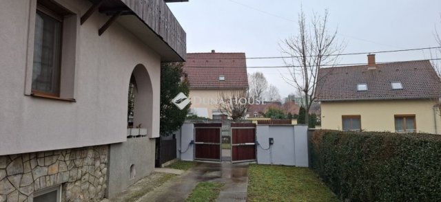 Eladó családi ház, Pécsett 142.5 M Ft, 6 szobás
