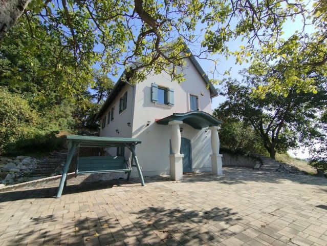 Eladó családi ház, Pécselyen 229 M Ft, 4 szobás