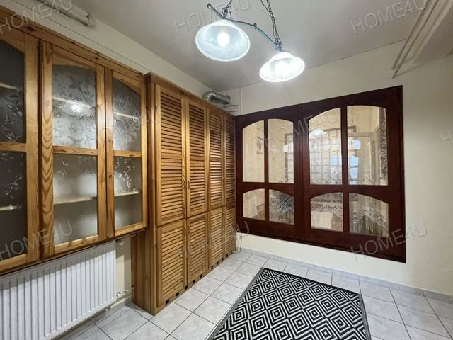 Eladó téglalakás, Szolnokon 74.6 M Ft, 6 szobás