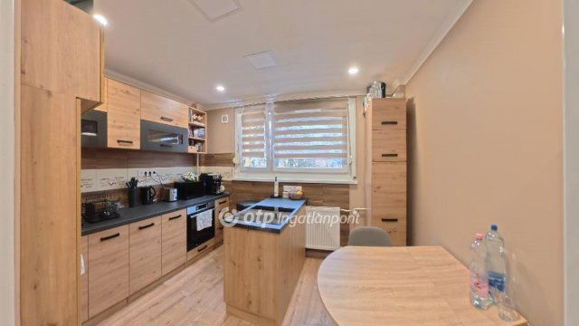 Eladó panellakás, Tiszaújvárosban 38.9 M Ft, 2 szobás