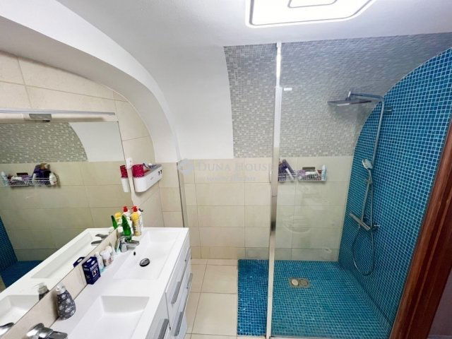 Eladó családi ház, Veszprémben 249.9 M Ft, 7 szobás