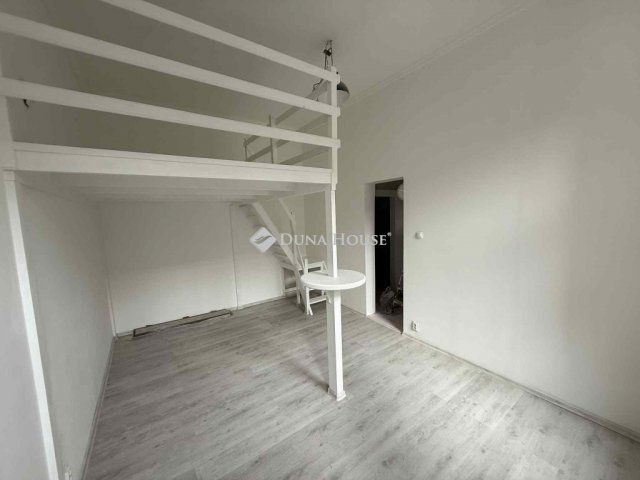 Eladó téglalakás, Budapesten, VI. kerületben 47.9 M Ft, 1 szobás