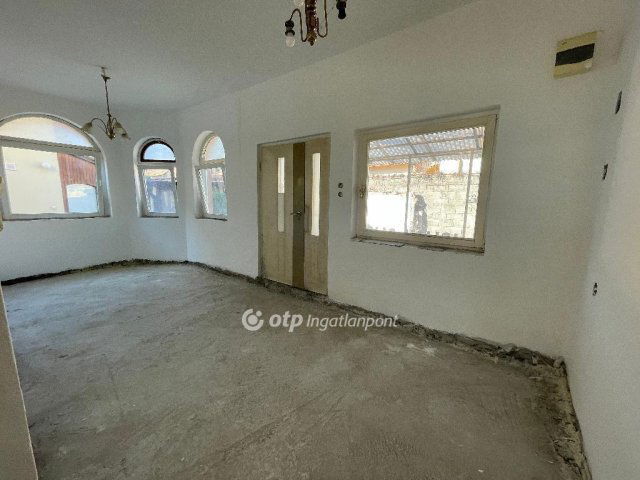 Eladó családi ház, Budapesten, III. kerületben 90.6 M Ft