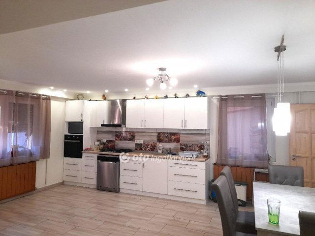 Eladó családi ház, Sándorfalván 114.9 M Ft, 5 szobás