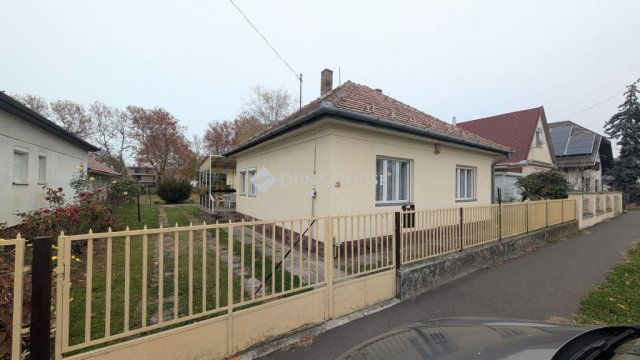 Eladó családi ház, Balatonbogláron 104.9 M Ft, 4 szobás