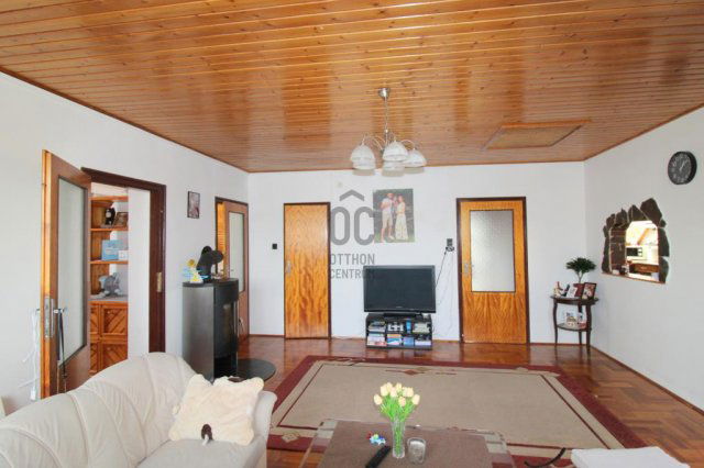 Eladó családi ház, Pécelen 98 M Ft, 8 szobás