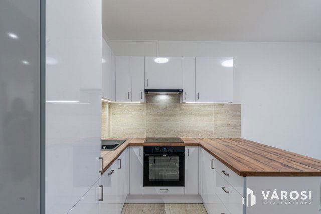 Eladó panellakás, Szegeden 74.9 M Ft, 4 szobás