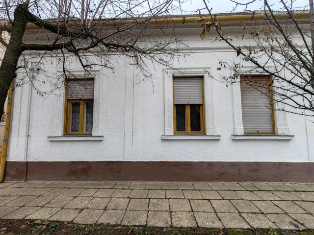 Eladó családi ház, Dombóváron 16.5 M Ft, 2 szobás