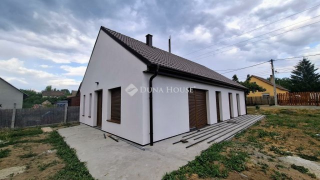 Eladó családi ház, Szadán 114.5 M Ft, 4 szobás