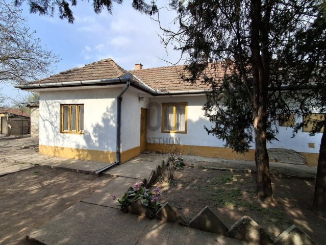 Eladó családi ház, Cegléden 29.9 M Ft, 2 szobás