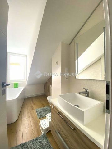 Eladó téglalakás, Pécsett 54.9 M Ft, 3 szobás