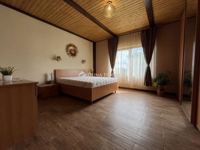 Eladó családi ház, Zamárdiban 144.9 M Ft, 7 szobás