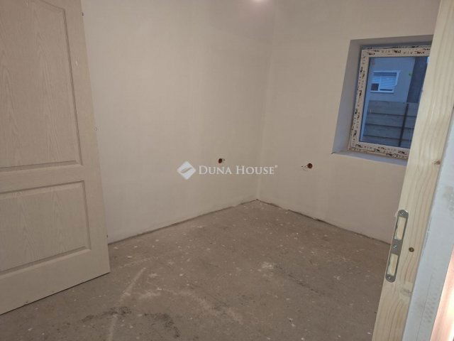 Eladó téglalakás, Neszmélyen 27 M Ft, 1 szobás