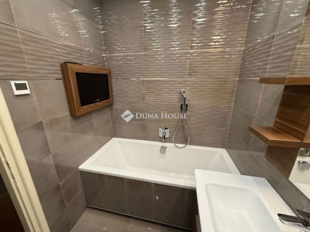 Eladó téglalakás, Kecskeméten 99 M Ft, 4 szobás