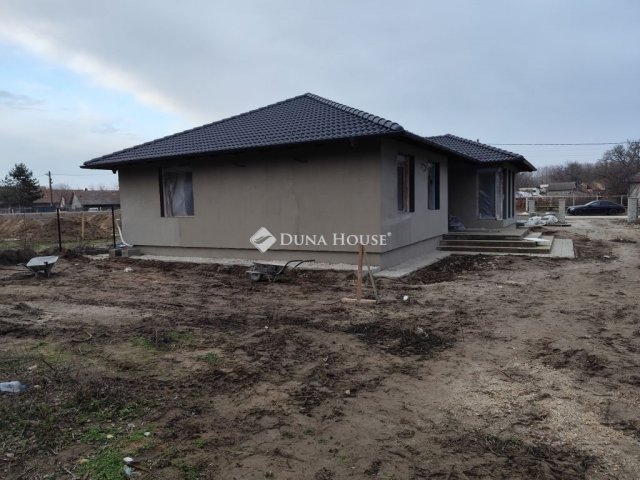 Eladó családi ház, Bugyin 115.2 M Ft, 4 szobás
