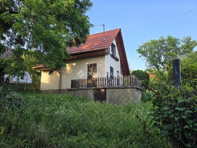 Eladó nyaraló, Pécsett 15 M Ft, 2 szobás / költözzbe.hu
