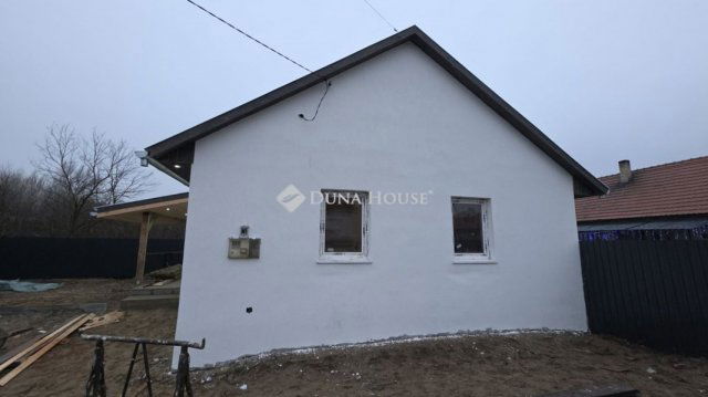 Eladó ikerház, Tápióbicskén 28.5 M Ft, 4 szobás