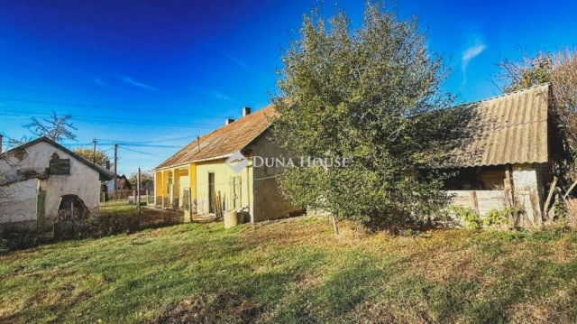 Eladó családi ház, Lajoskomáromban 9.7 M Ft, 2 szobás