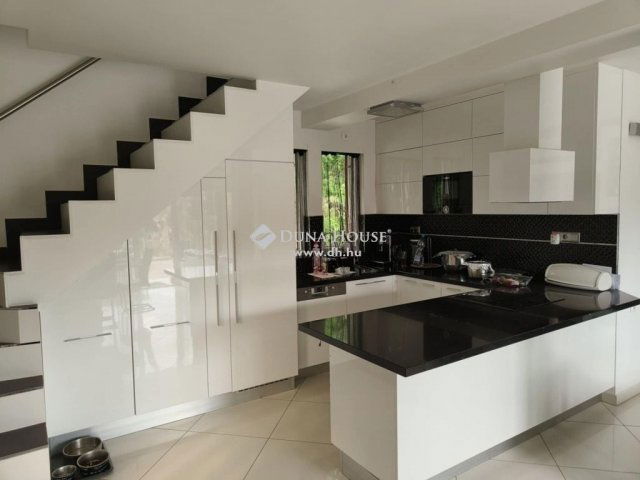 Eladó családi ház, Dunakeszin 118 M Ft, 3+1 szobás