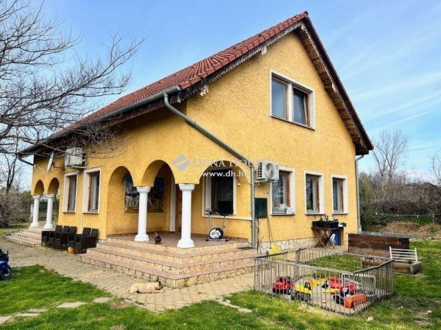 Eladó családi ház, Pécsett 65 M Ft, 6 szobás