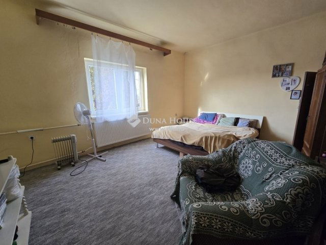 Eladó családi ház, Komlón 29.9 M Ft, 3 szobás