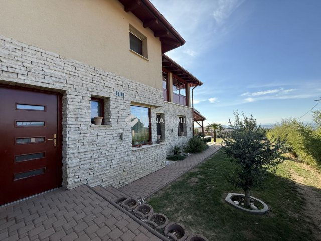 Eladó családi ház, Pécsett, Erdész utcában 289 M Ft, 4 szobás