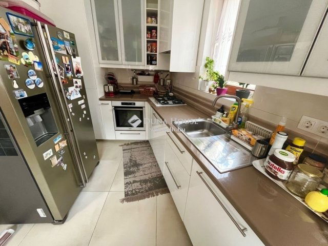 Eladó családi ház, Veszprémben 249.9 M Ft, 7 szobás