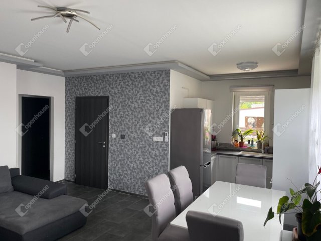 Eladó ikerház, Rábapatonán 68 M Ft, 3 szobás