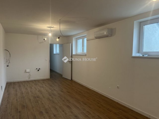 Eladó téglalakás, Vácon 51.99 M Ft, 2 szobás