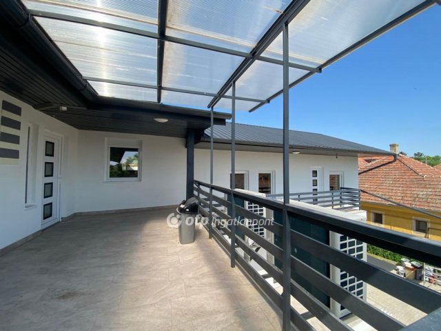 Eladó téglalakás, Cegléden 22.9 M Ft, 2 szobás