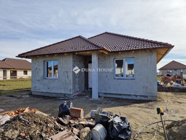 Eladó családi ház, Monoron 99 M Ft, 5 szobás