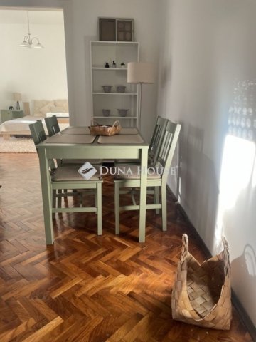 Eladó téglalakás, Pécsett 72 M Ft, 2 szobás