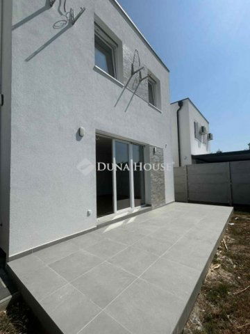 Eladó családi ház, Vecsésen 119.9 M Ft, 5 szobás