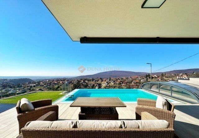 Eladó családi ház, Pécsett 425 M Ft, 4 szobás