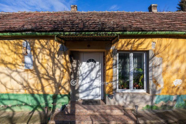 Eladó családi ház, Várvölgyön 30 M Ft, 2 szobás