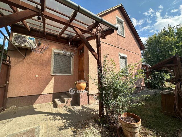 Eladó családi ház, Szentesen 69.9 M Ft, 5+2 szobás