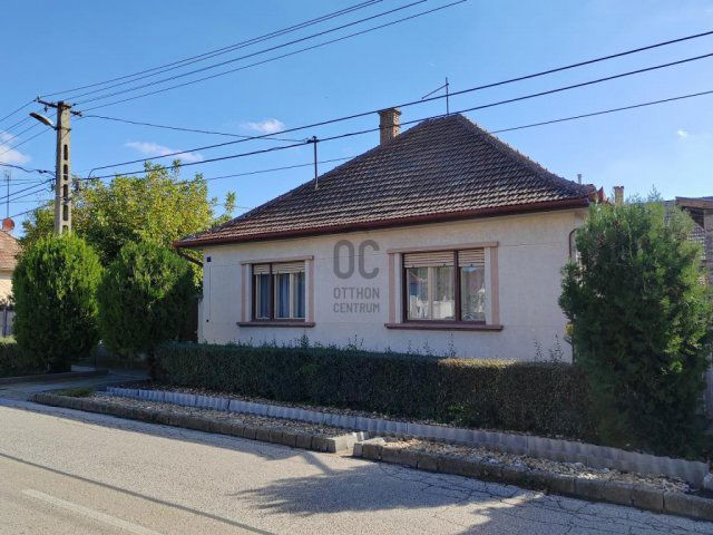 Eladó családi ház, Cegléden 44.9 M Ft, 4 szobás