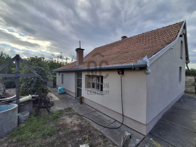 Eladó családi ház, Cegléden 14 M Ft, 2 szobás