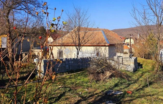 Eladó családi ház, Pécsett 34.9 M Ft, 2 szobás