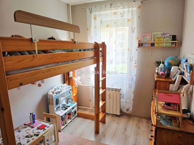 Eladó panellakás, Pécsett 59.9 M Ft, 4 szobás