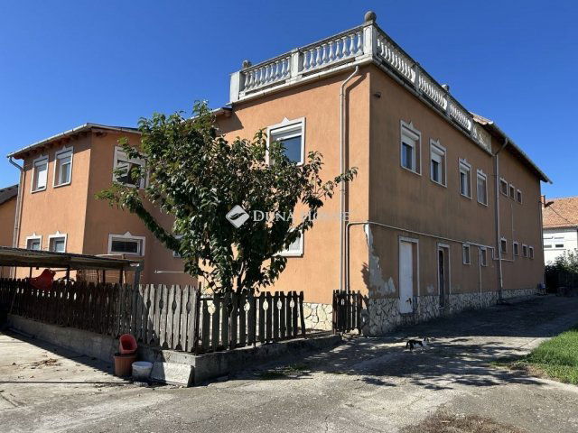 Eladó családi ház, Dunaföldváron 250 M Ft, 6 szobás