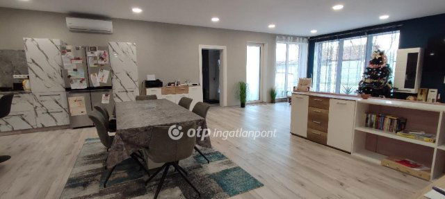 Eladó családi ház, Pápán 180 M Ft, 5+2 szobás