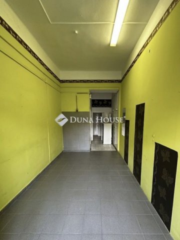 Eladó üzlethelyiség, Komlón, Zrínyi téren 7.99 M Ft