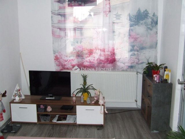 Eladó családi ház, Esztergomban 90 M Ft, 5 szobás