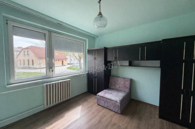 Eladó panellakás, Oroszlányban 32 M Ft, 2 szobás