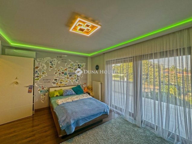 Eladó családi ház, Szentendrén 395.9 M Ft, 6 szobás